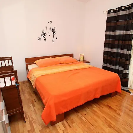 Apartman With A Parking Space Kastel Kambelovac, - 14084 Kastela