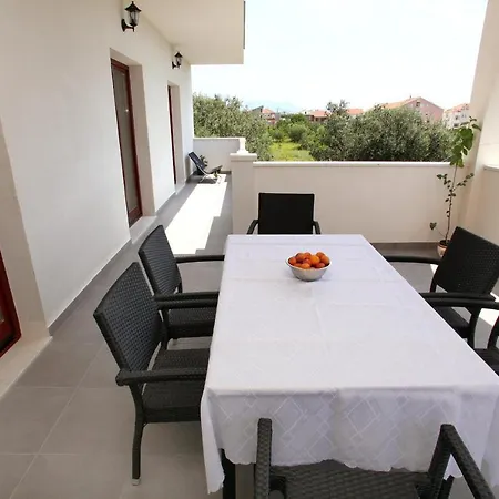 Apartman With A Parking Space Kastel Kambelovac, - 14084 *