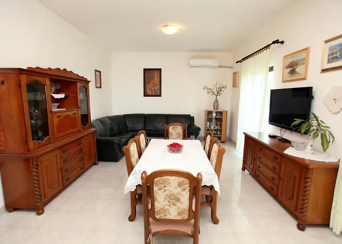 Apartman With A Parking Space Kastel Kambelovac, - 14084 *