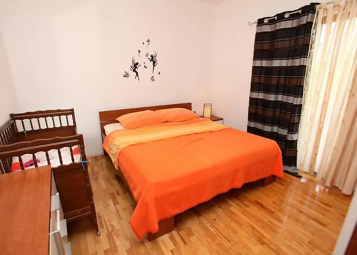 Apartman With A Parking Space Kastel Kambelovac, - 14084 Kastela