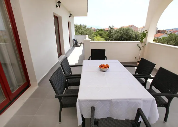 Apartman With A Parking Space Kastel Kambelovac, - 14084 *