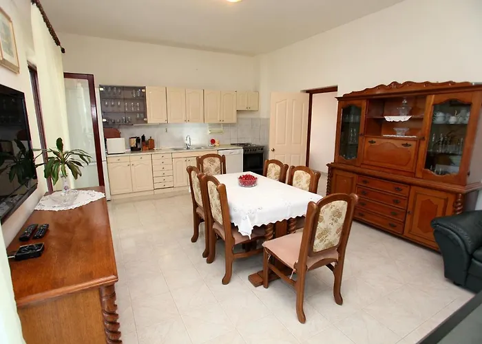 With A Parking Space Kastel Kambelovac, - 14084 *