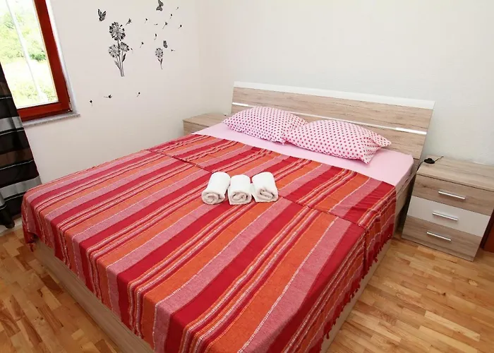 Apartman With A Parking Space Kastel Kambelovac, - 14084 Kastela