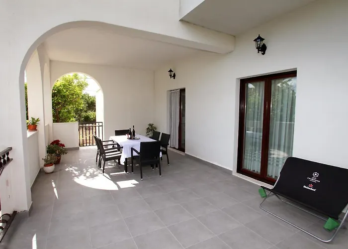 Apartman With A Parking Space Kastel Kambelovac, - 14084